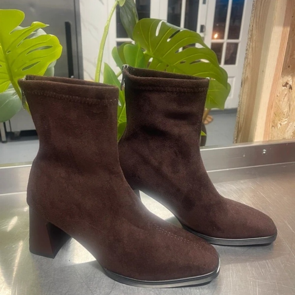 Elegant Dark Brown Heeled Boots